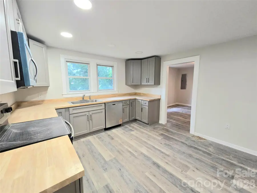 357 8th Avenue Drive Sw, Hickory, NC 28602 - #2