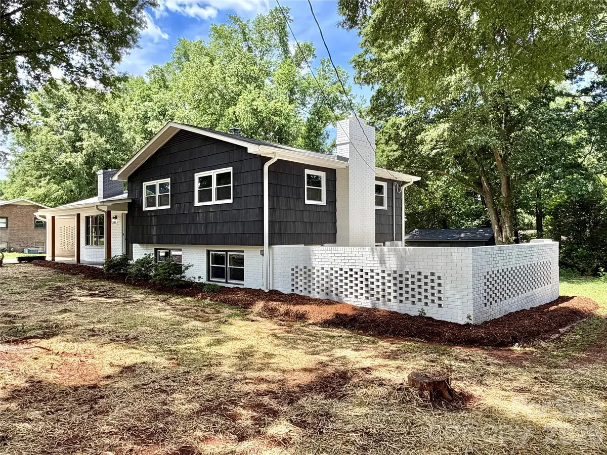 303 Deal Avenue Ne, Conover, NC 28613 - #1