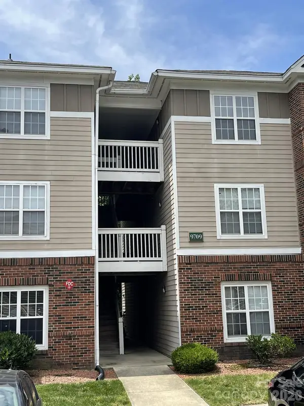 9709 Campus Walk Lane, Charlotte, NC 28262