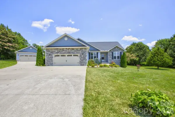 122 Cheraw Lane, Flat Rock, NC 28731