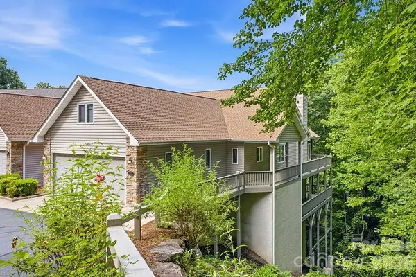 2204 E Cumming Woods Lane, Hendersonville, NC 28739