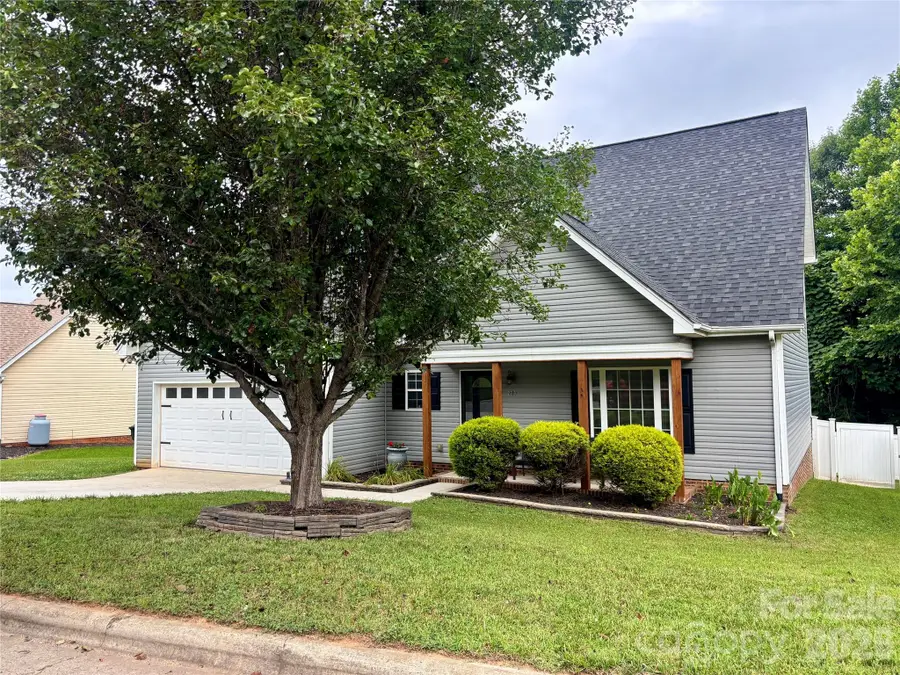 229 17th Avenue Se, Hickory, NC 28602 - #2