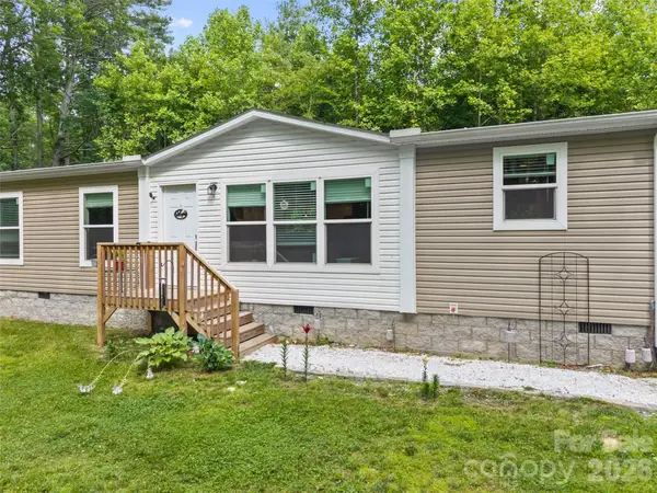 64 Tupper Lane, Hendersonville, NC 28792
