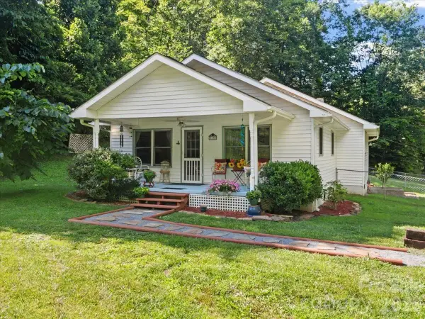 9130 Double Island Road, Green Mountain, NC 28740