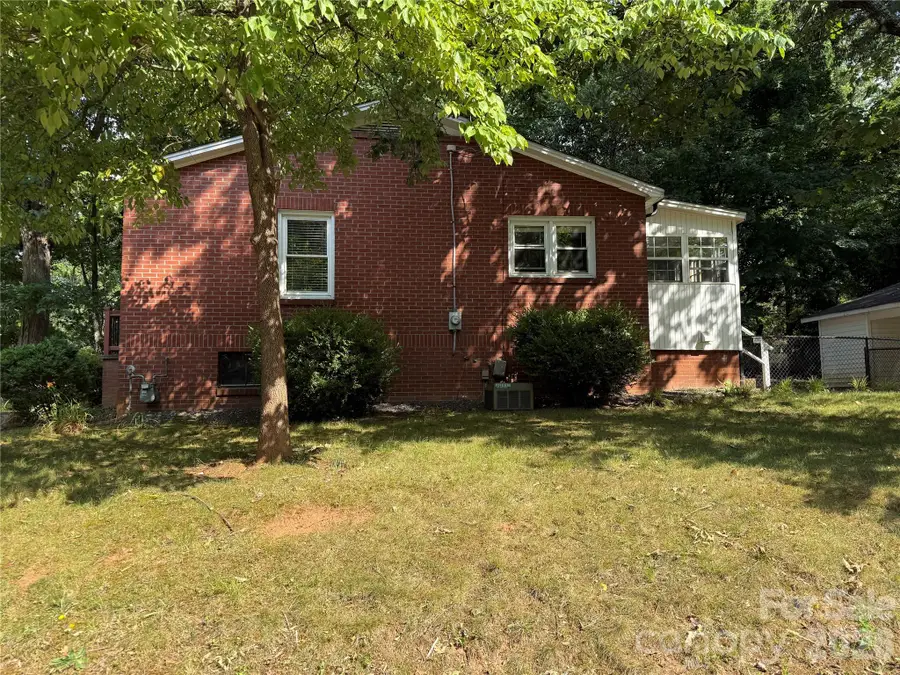 706 12th Avenue Ne, Hickory, NC 28601 - #3