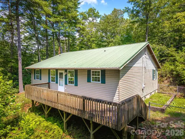 269 Pinewood Knoll Drive, Hendersonville, NC 28739