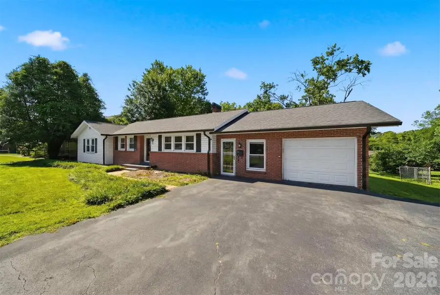321 16th Avenue Nw, Hickory, NC 28601 - #3