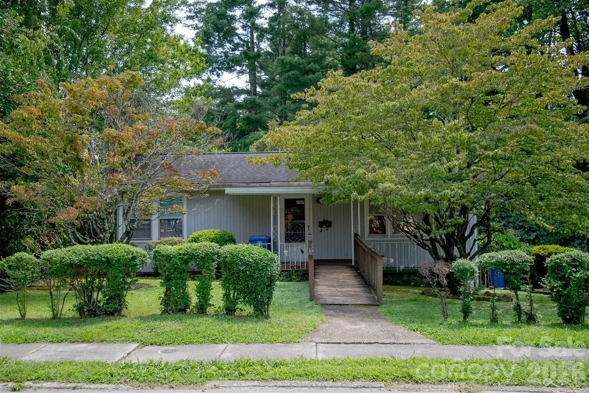 1006 3rd Avenue W, Hendersonville, NC 28739 - #1