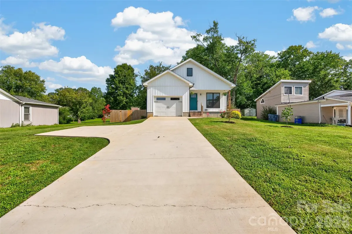2416 4th Avenue Nw, Hickory, NC 28601 - #1