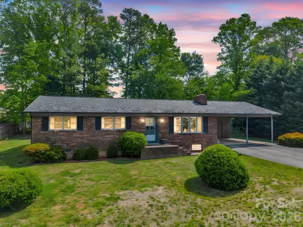 121 Greenfield Lane, Hendersonville, NC 28792