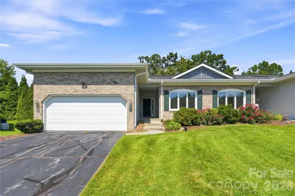 14 Country Meadows Lane, Hendersonville, NC 28792