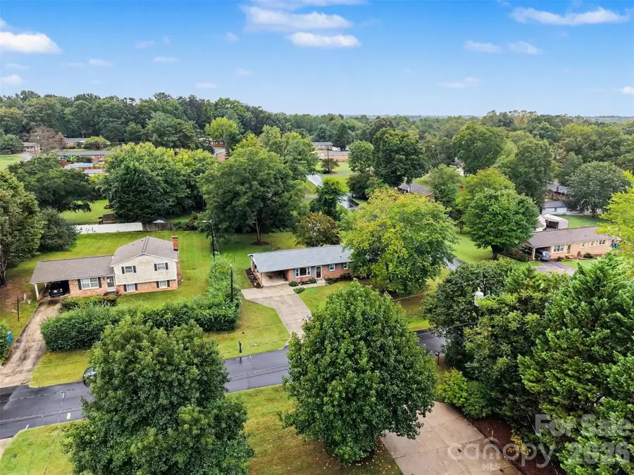 2712 33rd Avenue Ne, Hickory, NC 28601 - #2