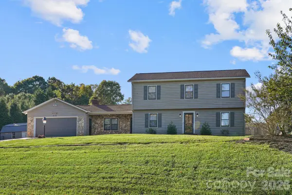 5976 Gold Creek Estate Drive, Hickory, NC 28601