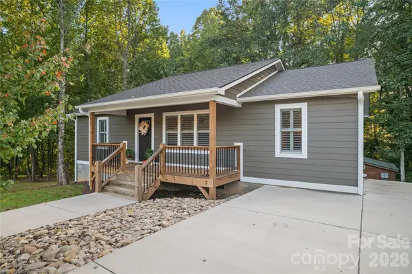 212 Walt Drive, Hendersonville, NC 28792