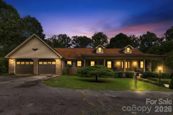 1079 Dupont Road, Hendersonville, NC 28739