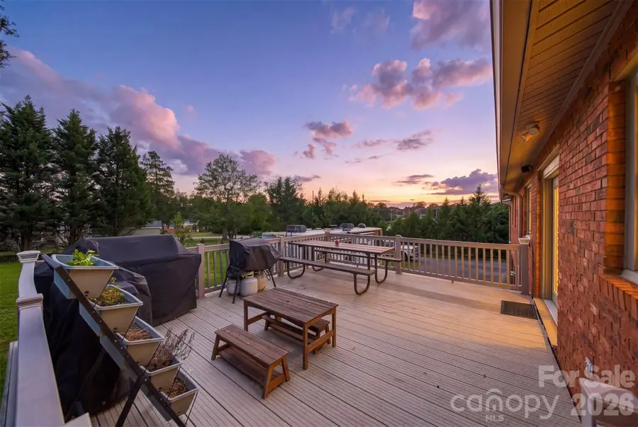226 28th Avenue Place Ne, Hickory, NC 28601 - #3