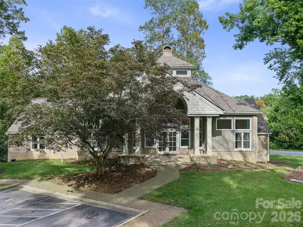 18 Carriage Park Way, Hendersonville, NC 28791