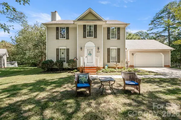 1300 Sugar Hollow Drive, Charlotte, NC 28214