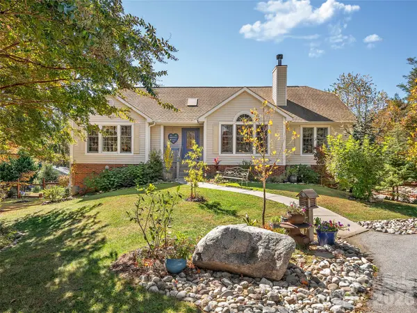 23 Old Applewood Lane, Hendersonville, NC 28739