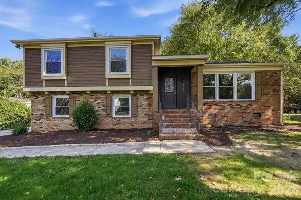6131 Coach Hill Lane, Charlotte, NC 28212