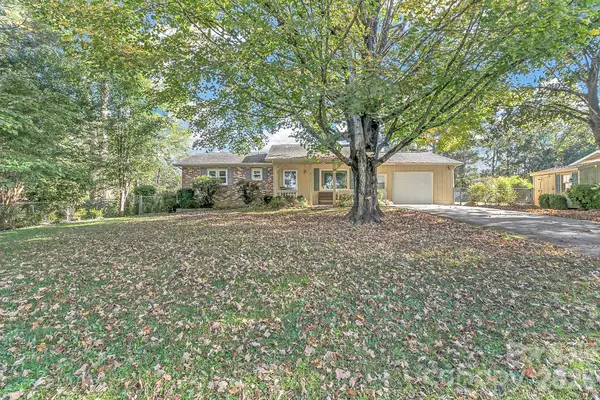 1 Dewberry Lane, Hendersonville, NC 28792