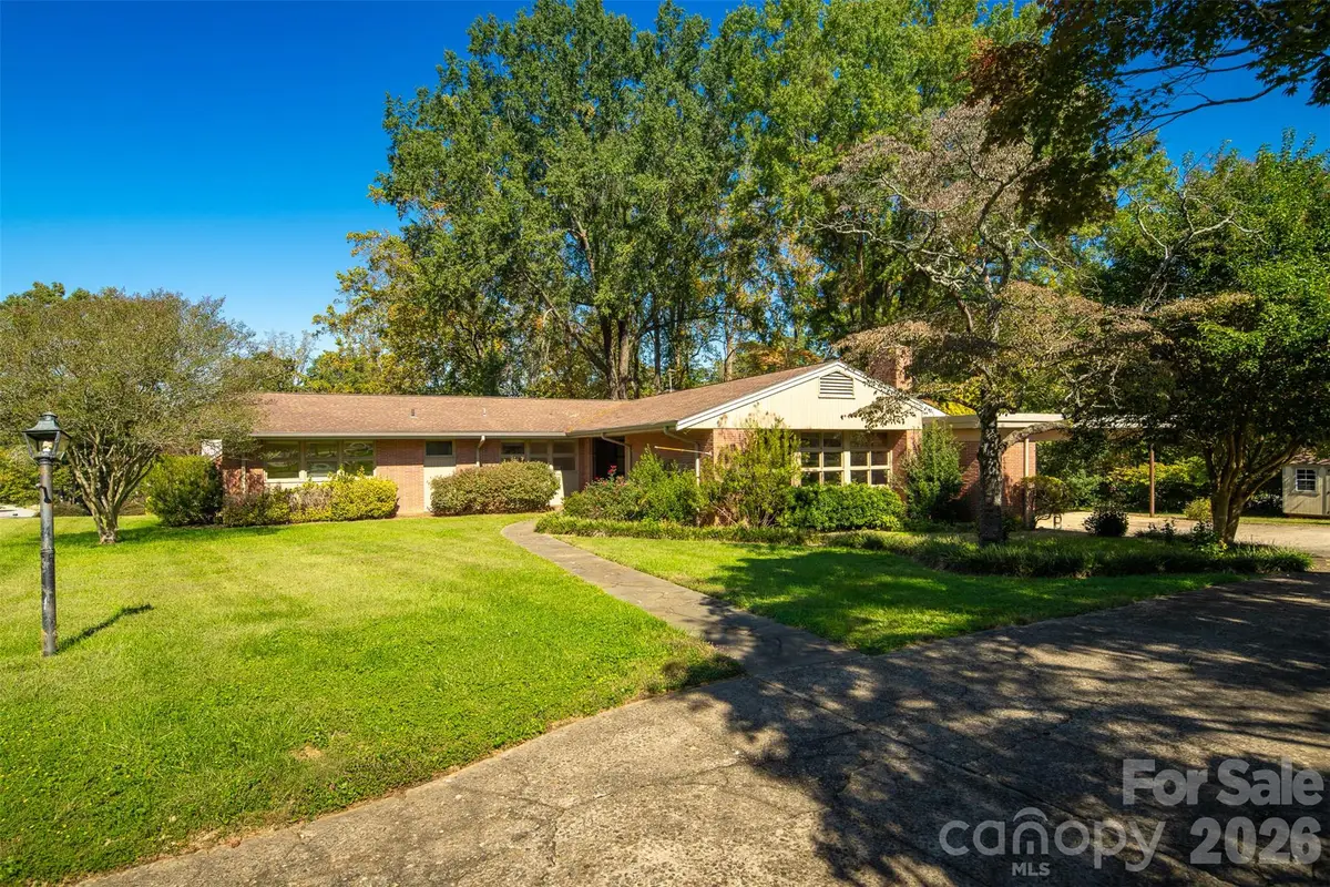 160 17th Avenue Nw, Hickory, NC 28601 - #1