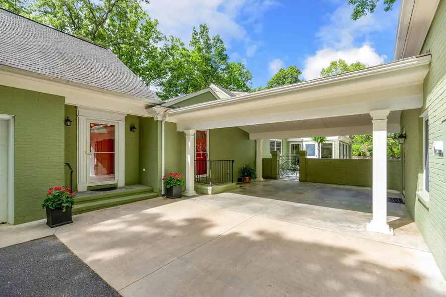 104 Woodland Dr, Staunton, VA 24401 - Image #2