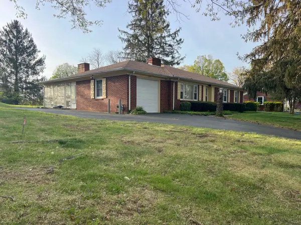 812 Hillcrest Dr, Staunton, VA 24401