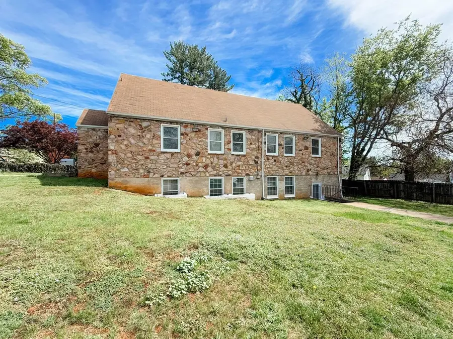 1203 Windsor Ln, Staunton, VA 24401 - Image #2