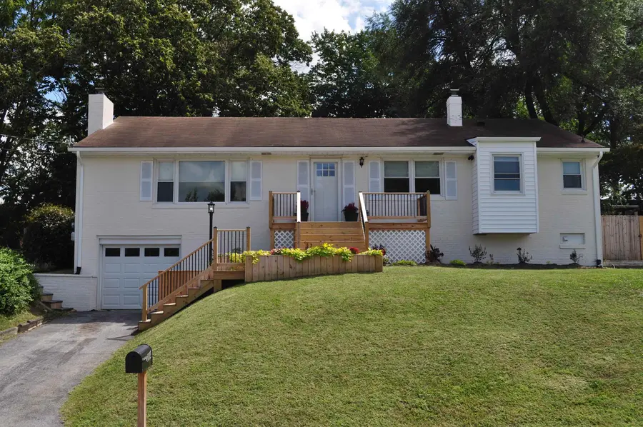 204 Burnley Dr, Staunton, VA 24401 - Image #2