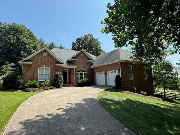 201 Oak Ridge Dr, Staunton, VA 24401