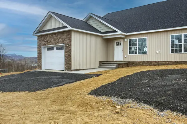 2105 Willow Hill Dr, Harrisonburg, VA 22801