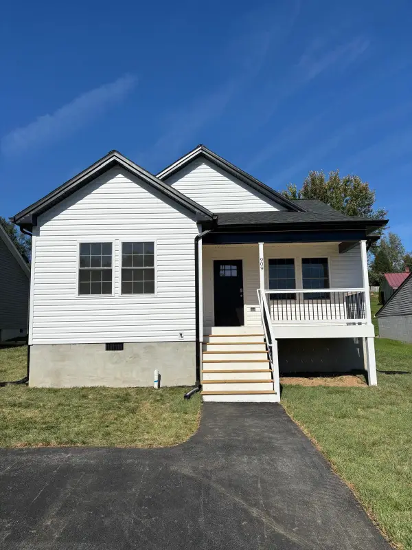 909 Fairfax Ave, Waynesboro, VA 22980