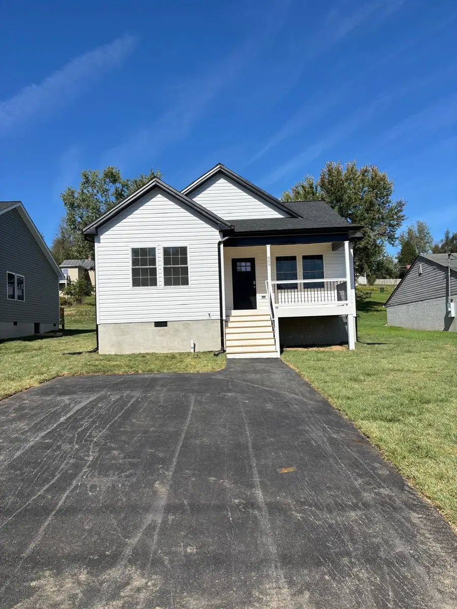 909 Fairfax Ave, Waynesboro, VA 22980 - Image #2