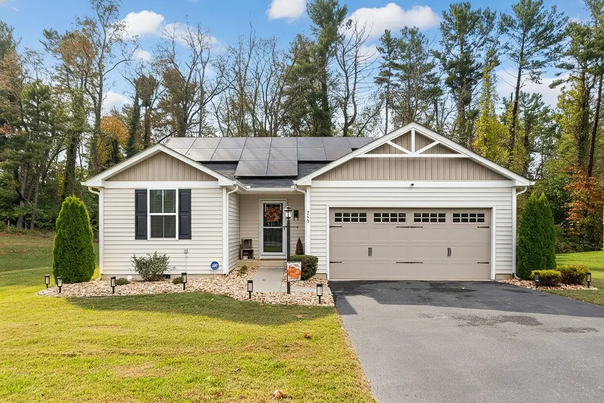 245 Claybrook Dr, Waynesboro, VA 22980 - Image #1