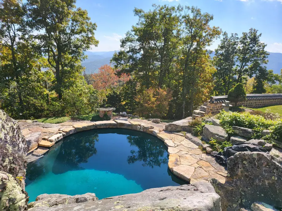 106 Airport Dr, Hot Springs, VA 24445 - Image #3