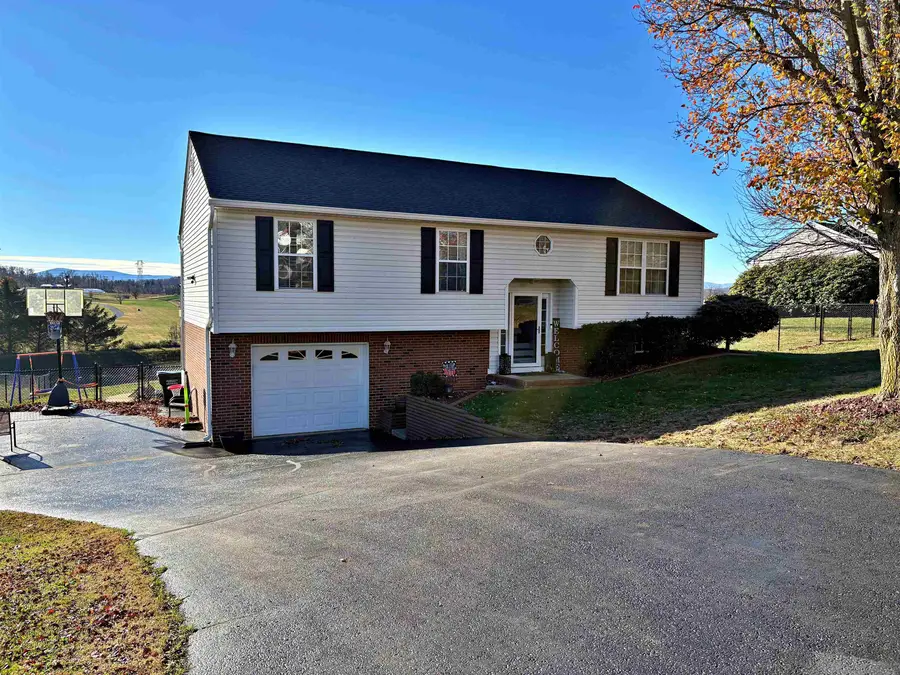 271 Wyndham Hill Dr, Fishersville, VA 22939 - Image #2