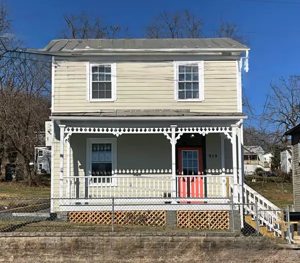 919 Stuart St, Staunton, VA 24401