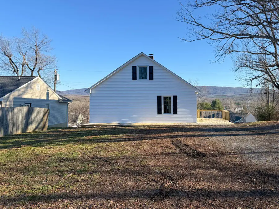 909 Grayson Ave, Waynesboro, VA 22980 - Image #2