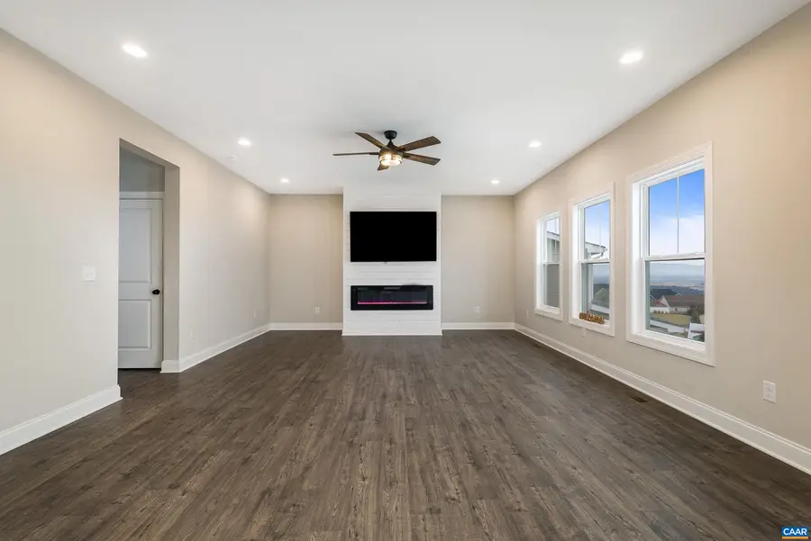 114 Chamberlain Dr, Staunton, VA 24401 - #2