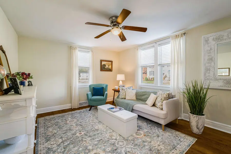 958 Donaghe St, Staunton, VA 24401 - #2