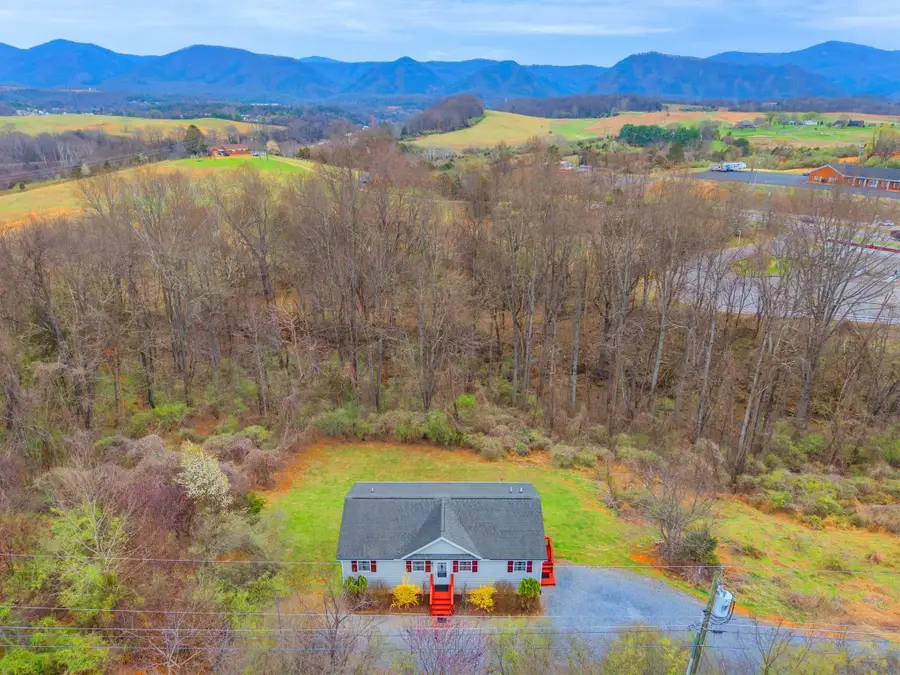 60 Pathfinder Dr, Lexington, VA 24450 - #3