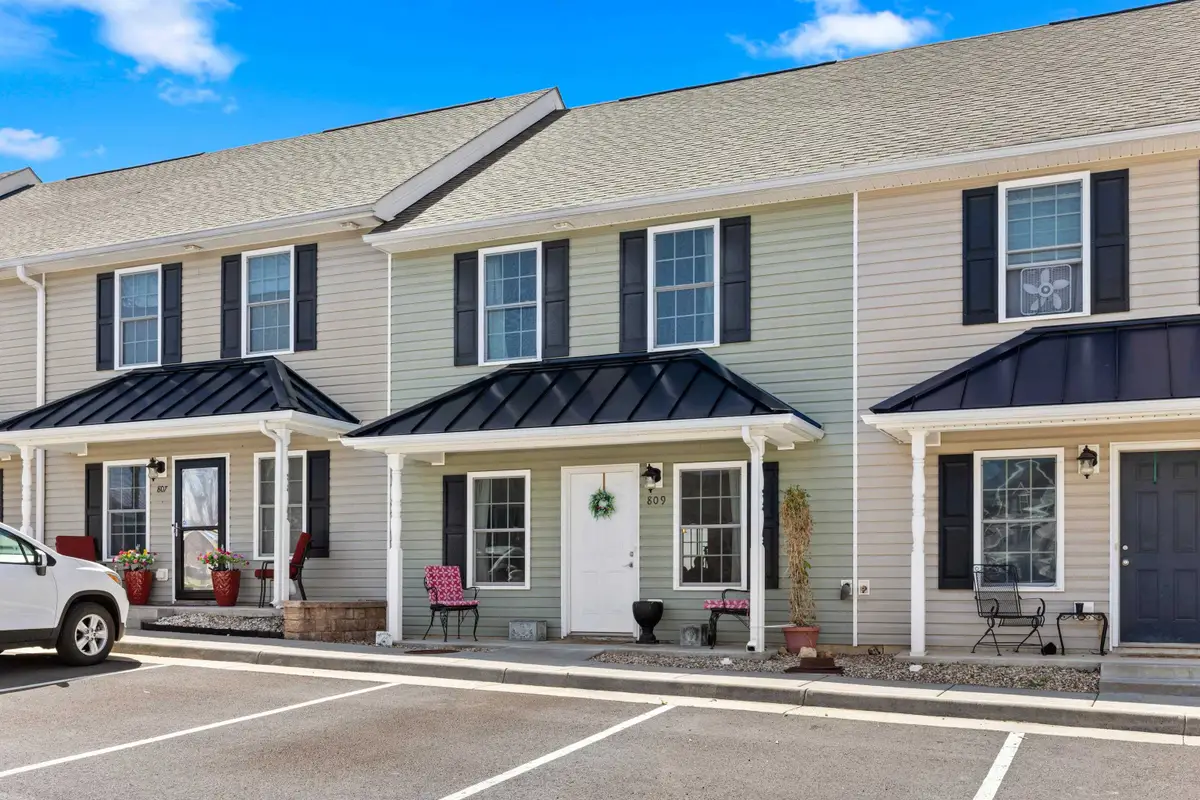 809 Carson Cir, Grottoes, VA 24441 - #1