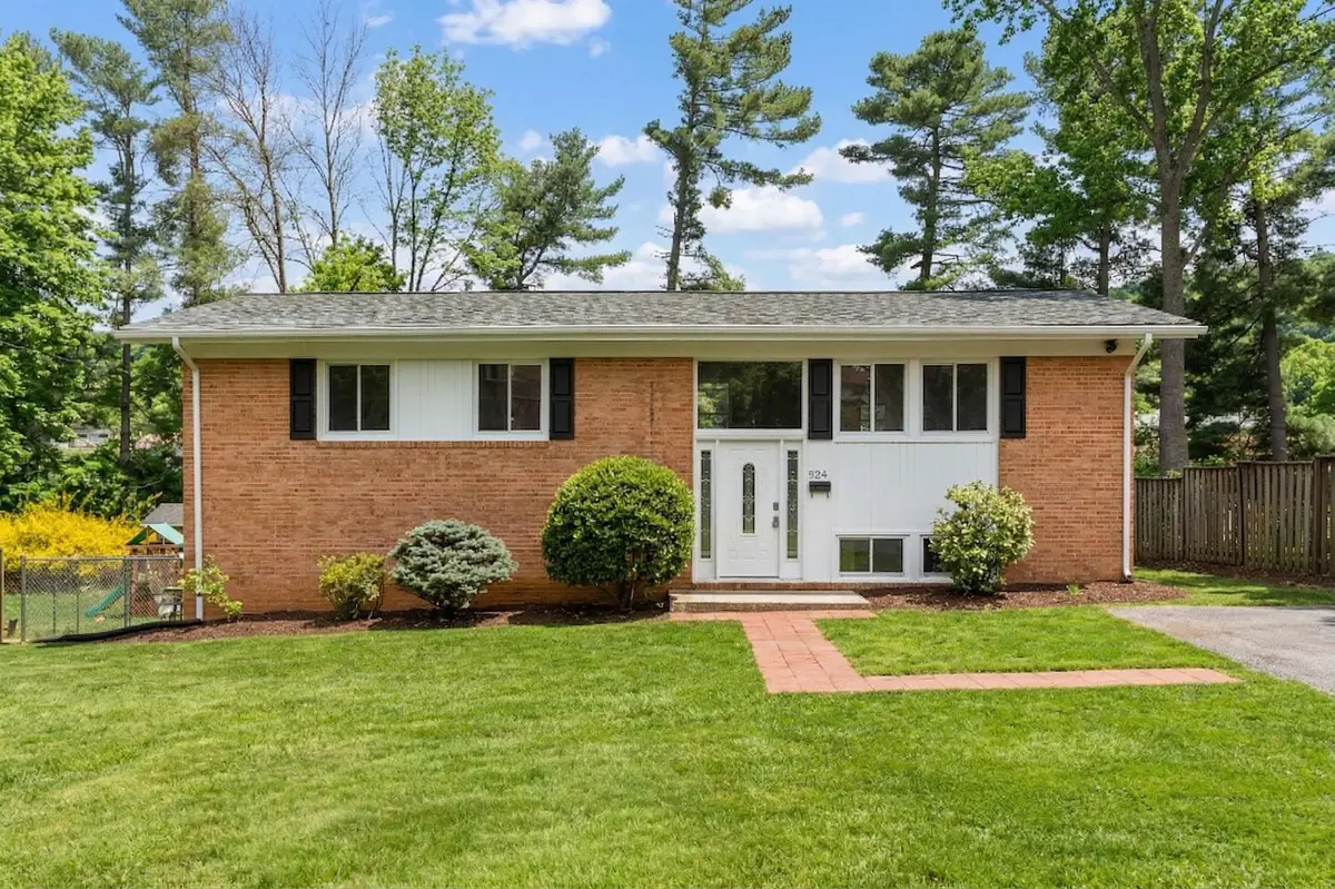 924 Washington Ave, Waynesboro, VA 22980 - #1