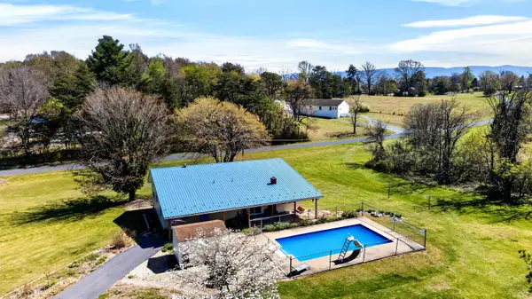 22 Oak Ridge Ln, Staunton, VA 24401