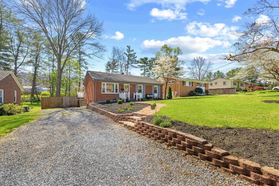 918 Washington Ave, Waynesboro, VA 22980 - #2