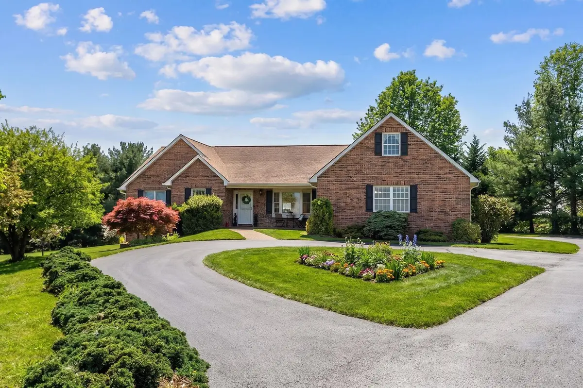 92 Fieldhaven Dr, Staunton, VA 24401 - #1