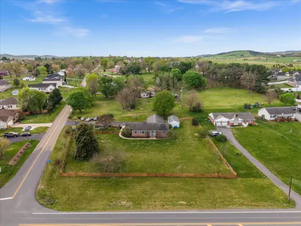 330 Sunset Dr N, Broadway, VA 22815