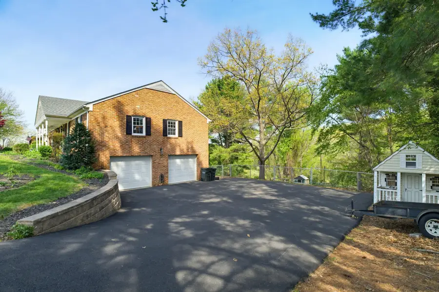 505 Victoria Dr, Staunton, VA 24401 - #3