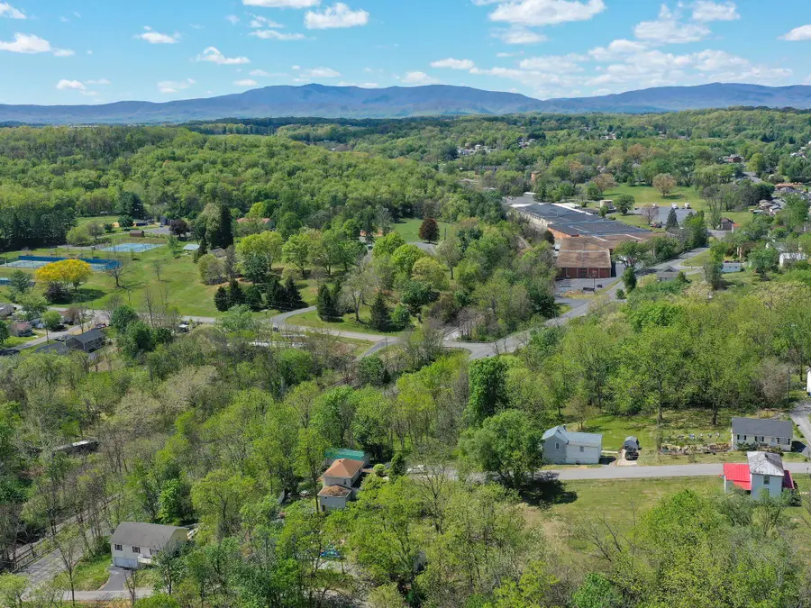 422 Jersey St, Staunton, VA 24401 - #2
